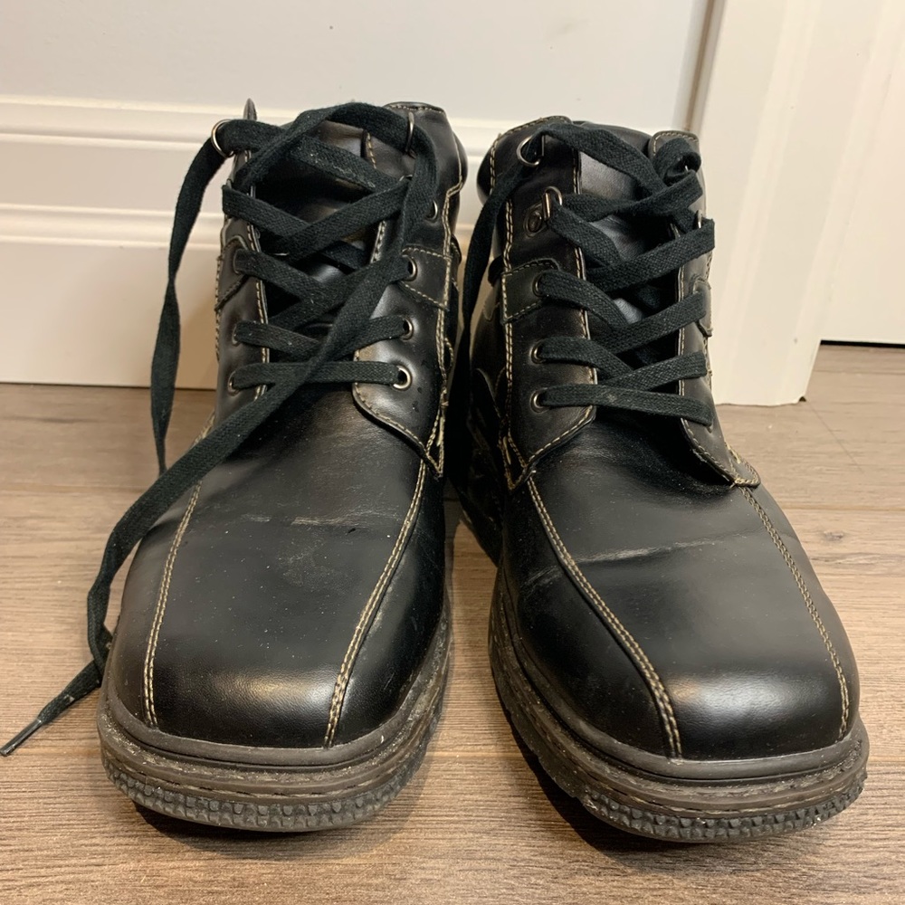 Spring. Men’s lace up boots. Size 42. Thinsulate. EUC ❄️